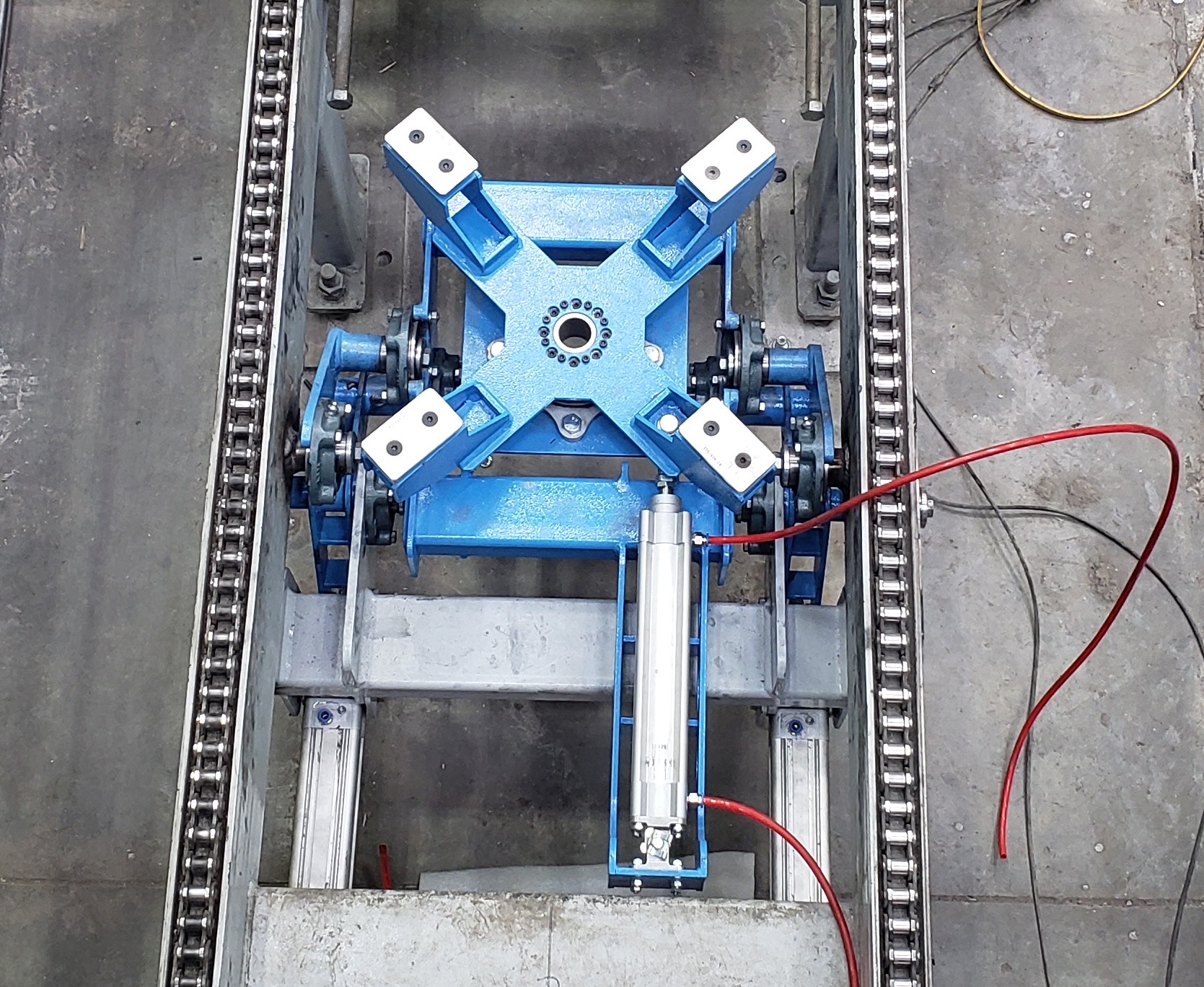 Pallet lift-and-rotate mechanism in production line